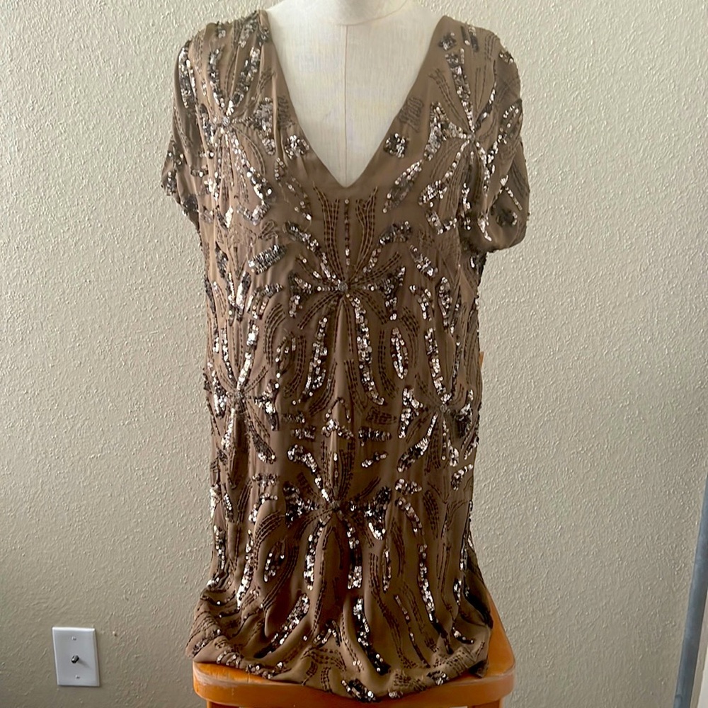 Short dress short sleeves size M olive color with sequins good condition